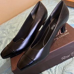 (#107) NWT ladies black dress shoes by Rose Petals/Walking Cradles size 10N